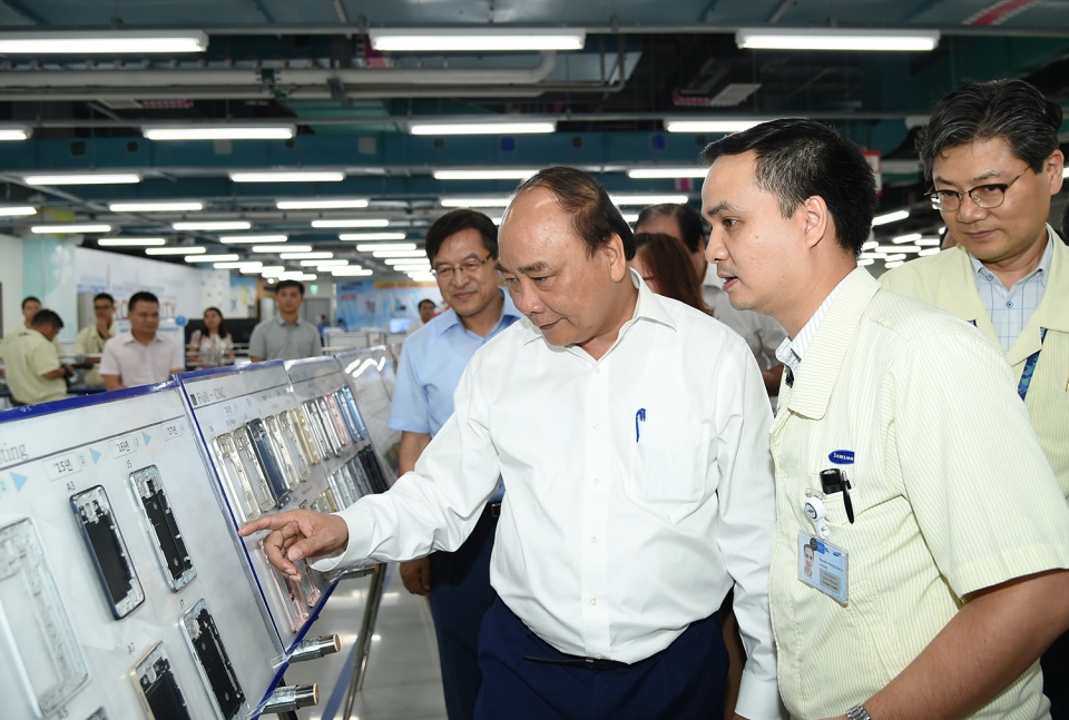 pm speaks highly of samsungs investment in vietnam
