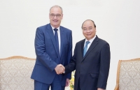 prime minister nguyen xuan phuc hosts former canadian pm