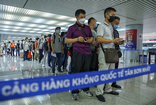Hành khách nhập cảnh làm thủ tục kiểm dịch tại sân bay Tân Sơn Nhất. Ảnh: Hữu Khoa/Vnexpress)