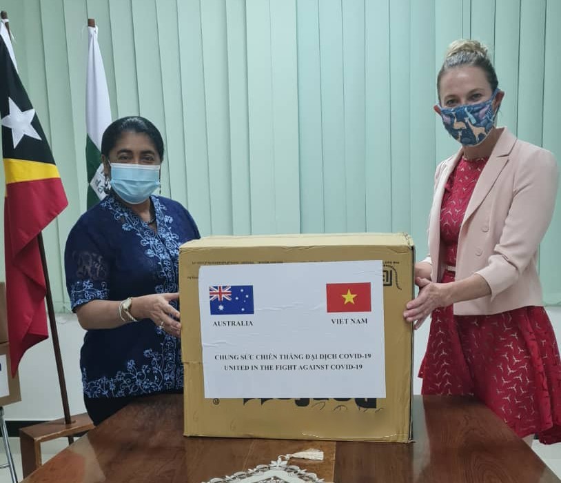 Tham tán về Phát triển Con người của Đại sứ quán Australia tại Dili, bà Carli Shillito, trao lô khẩu trang cho tiến sĩ Odete Belo, Bộ trưởng Y tế Đông Timor. (Nguồn: ĐSQ Australia