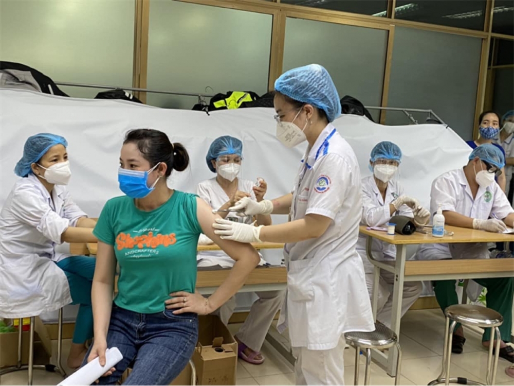 Tiêm vắc xin phòng COVID-19 cho công nhân trong khu công nghiệp của Bắc Giang. (Nguồn: Bộ Y tế)