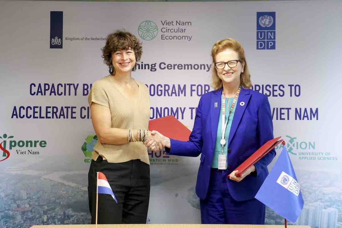 bà Caitlin Wiesen, Trưởng đại diện thường trú Chương trình phát triển Liên Hợp quốc (UNDP) tại Việt Nam và Elsbeth Akkerman, Đại sứ Vương quốc Hà Lan tại Việt Nam ký kết hợp tác