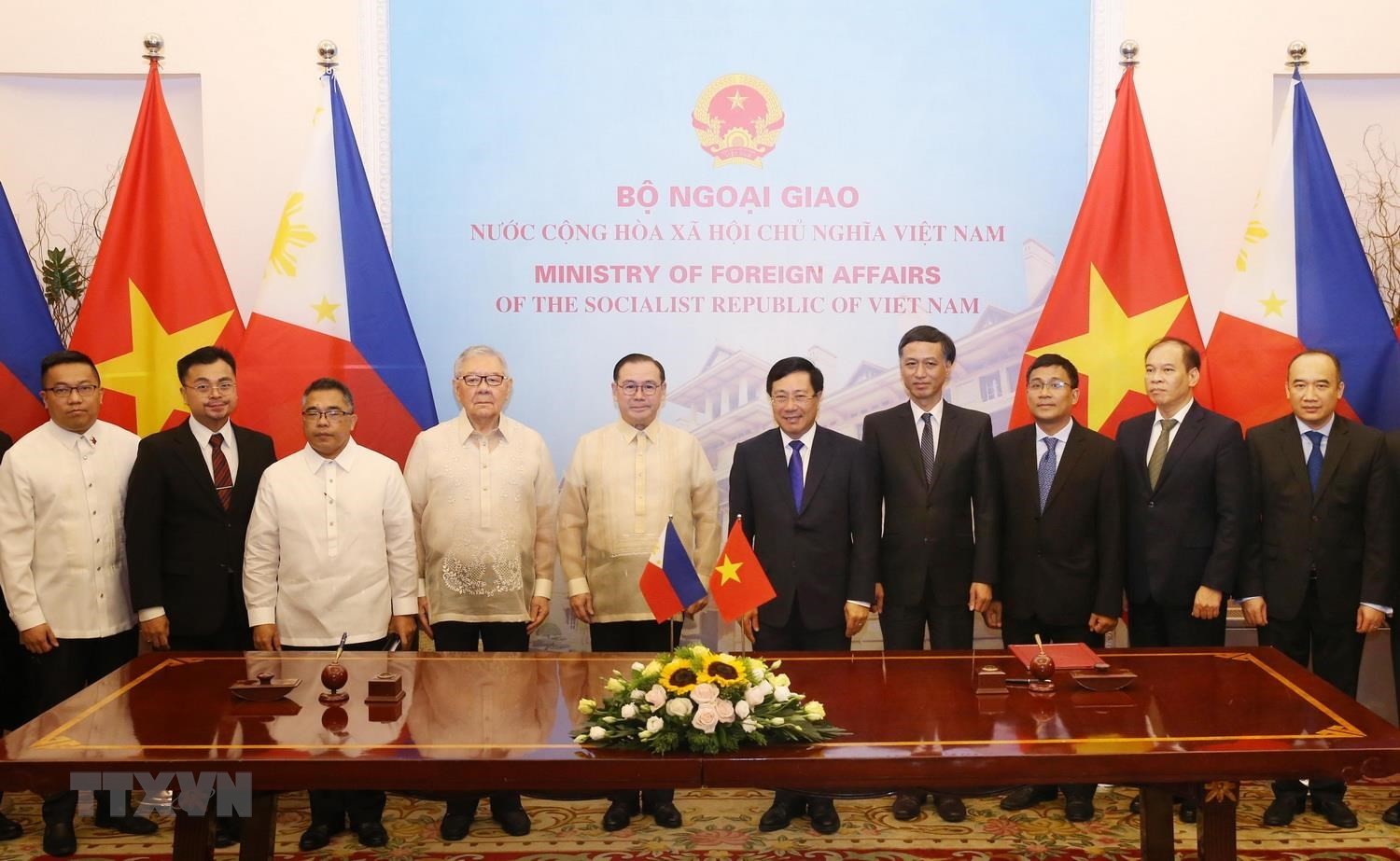 Phó Thủ tướng, Bộ trưởng Ngoại giao Phạm Bình Minh và Bộ trưởng Ngoại giao Philippines Teodoro Lopez Locsin Jr. trong chuyến thăm Việt Nam từ ngày 7-10/7/2019.