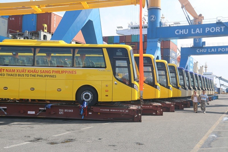 Những chiếc xe Bus của Thaco xuất khẩu sang Philippines tại cảng Chu Lai, ngày 28-12-2019