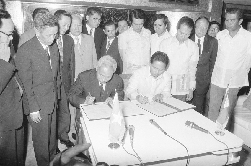 Chủ tịch Hội đồng Bộ trưởng Phạm Văn Đồng và Thủ tướng Philippines Ferdinand Marcos ký tuyên bố chung hai nước trong chuyến thăm Philippines, tháng 9/1978.  (Nguồn: TTXVN)