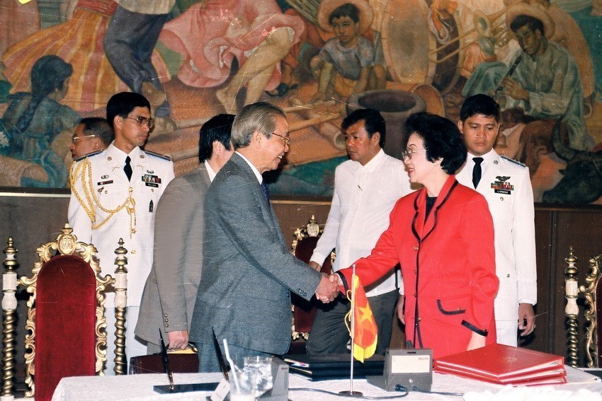 Chủ tịch Hội đồng Bộ trưởng Võ Văn Kiệt và Tổng thống Philippines Corazon Aquino tại lễ ký văn kiện hợp tác kinh tế, văn hóa, khoa học kỹ thuậy giữa Việt Nam và Philippines, ngày 27/2/1992.