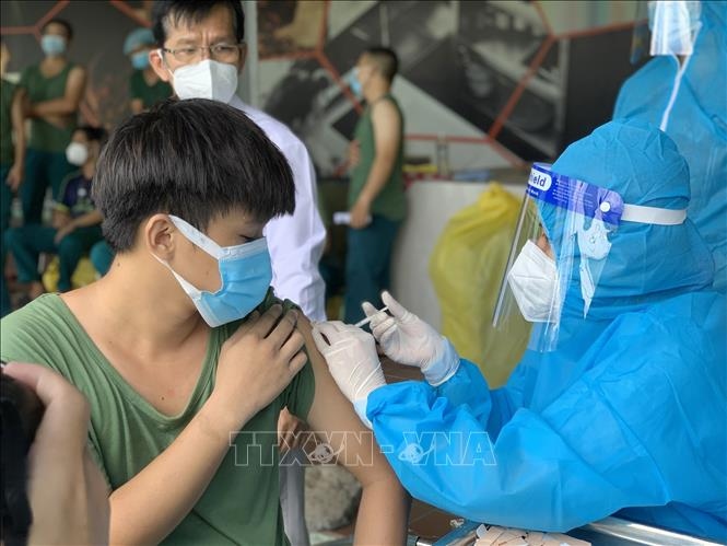 Đội ngũ y bác sỹ Bệnh viện Lê Văn Thịnh, thành phố Thủ Đức thực hiện tiêm chủng cho lực lượng tuyến đầu tại Khu cách ly Ký túc xá Trường Cao đẳng Công thương TP Hồ Chí Minh. (Nguồn: TTXVN)