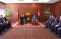cambodian delegation visits former volunteer vietnamese soldier