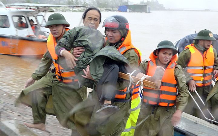 Rescuers save residents from a flooded house in central Quang Binh province in 2020 (Photo: VNA)