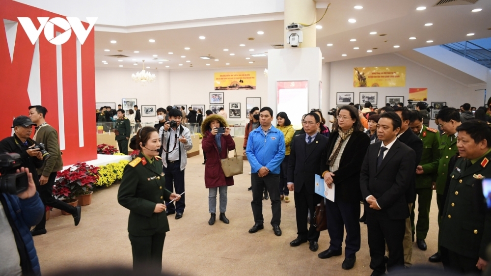 The exhibition reiterates the leading role of the Communist Party of Vietnam during the process of national liberation, Doi Moi (Renewal) and national construction. It also highlights the achievements that Vietnamese people have recorded in building and defending the socialist state under the clear-sighted leadership of the party.