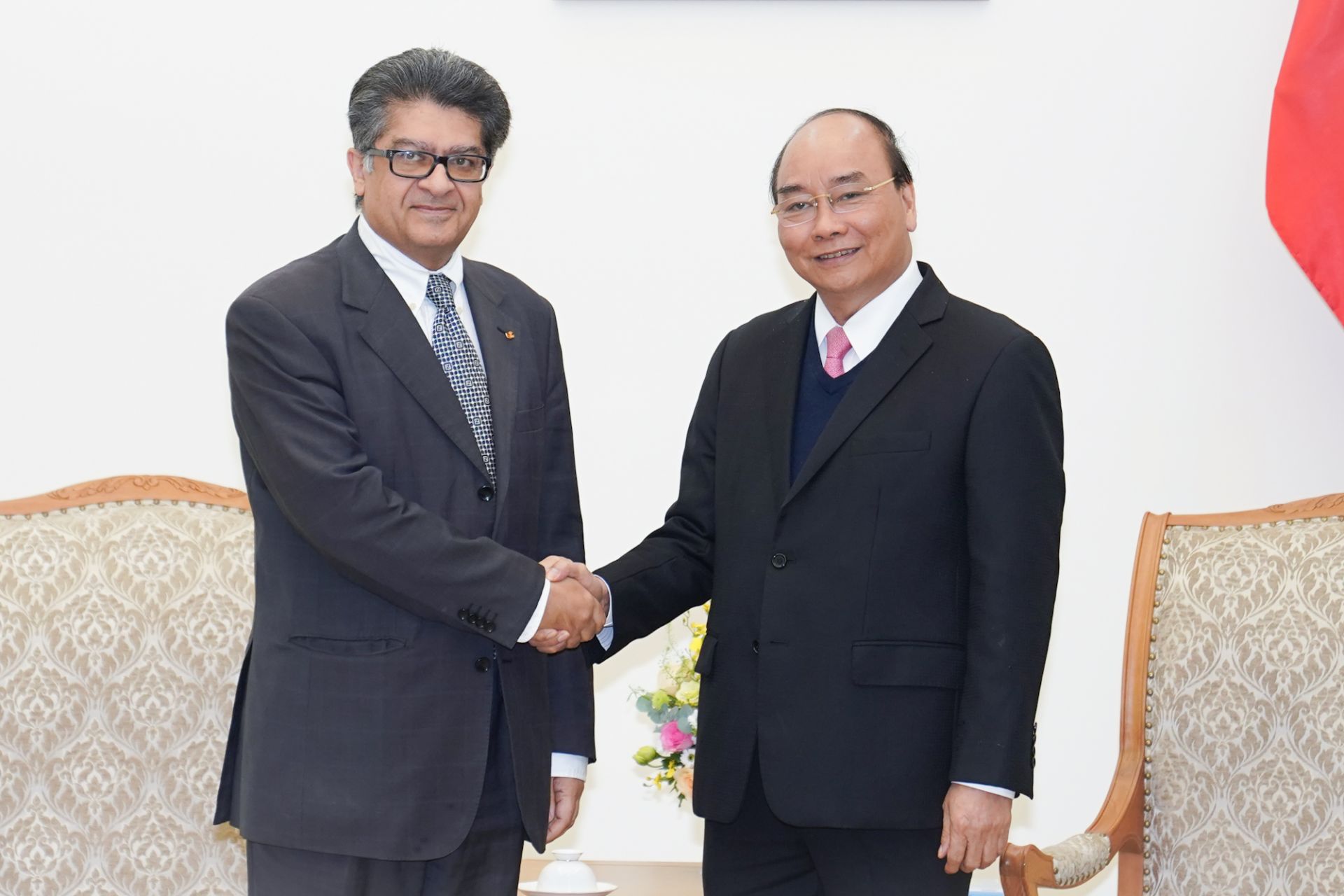 pm nguyen xuan phuc receives malaysian armenian ambassadors