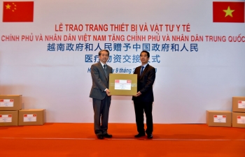 Vietnam hands over medical equipment to China for nCoV combat