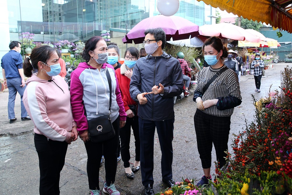Deputy Prime Minister Vu Duc Dam inspects COVID-19 prevention work at Quang Ba flower market (Photo: VNA)