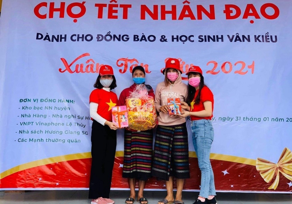 Tet gifts presented to Van Kieu ethnic minorities - a humanitarian activity of the Vietnam Red Cross Society (Photo: VNA)