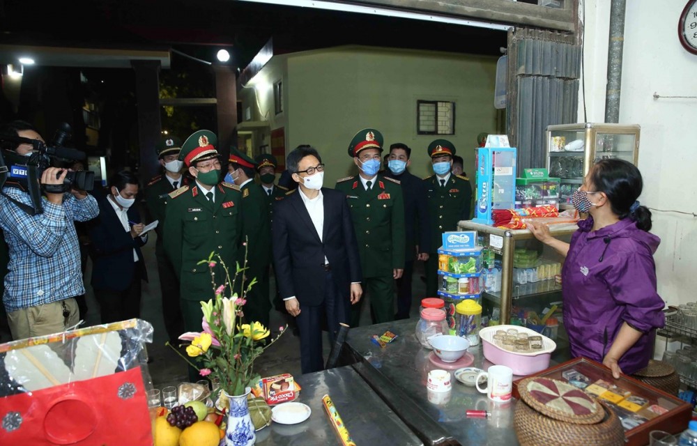 Deputy Prime Minister Vu Duc Dam (C) visits a  concentrated quarantine area (Photo: VNA)