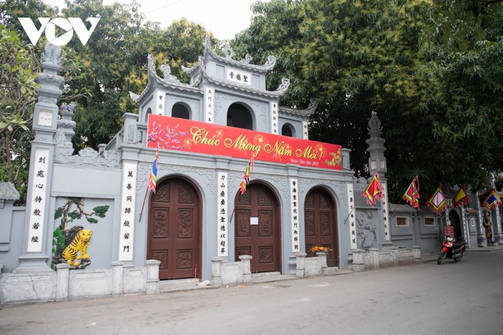 The administration of Hanoi requests that all pagodas, temples, and religious sites temporarily shut from February 16 as a means of stopping public gatherings due to an increase in the number of community COVID-19 cases in the capital.
