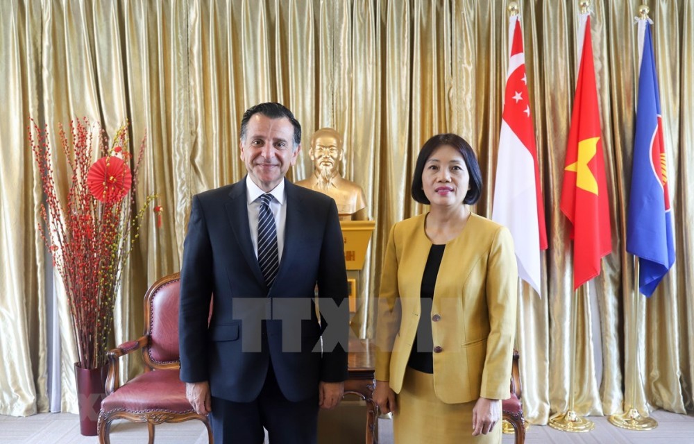 Vietnamese Ambassador to Singapore Tao Thi Thanh Huong (right) and Jordanian Ambassador to Singapore and Vietnam Mahmoud Hmoud in their meeting on February 23. (Photo: VNA)