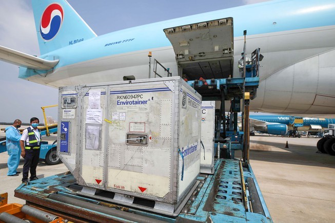 First batch of COVID-19 vaccines arrives in Ho Chi Minh City (Photo: VNA)