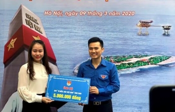 Ha Noi youths support fund for Vietnam’s sea, islands