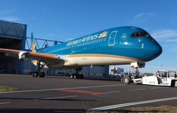 Vietnam Airlines keeps carrying Vietnamese back from Europe amid COVID-19