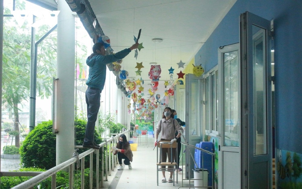 Teachers at An Hung primary school in Ha Dong district of Hanoi tidy up classrooms on February 27 and February 28 in preparation to welcome students back on March 2.