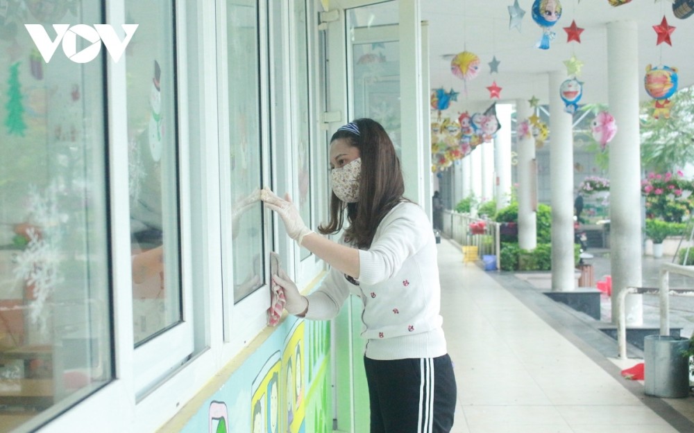 School staff, along with teachers working in collaboration with parents, thoroughly clean up each classroom, while preparing face masks and machines in which to measure body temperature, ahead of the return of students on March 2, according to Huong.