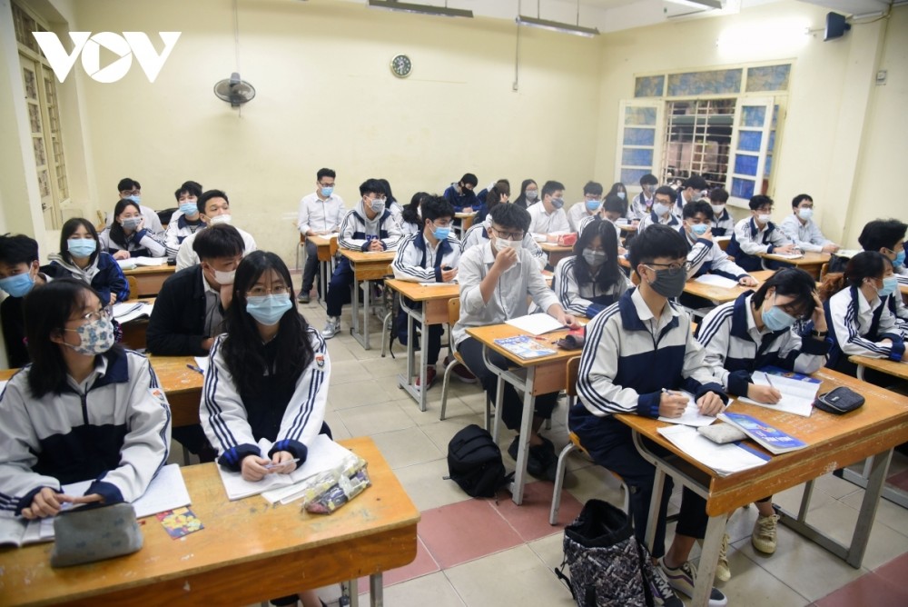 Students head back to school amid tight anti-COVID-19 measures