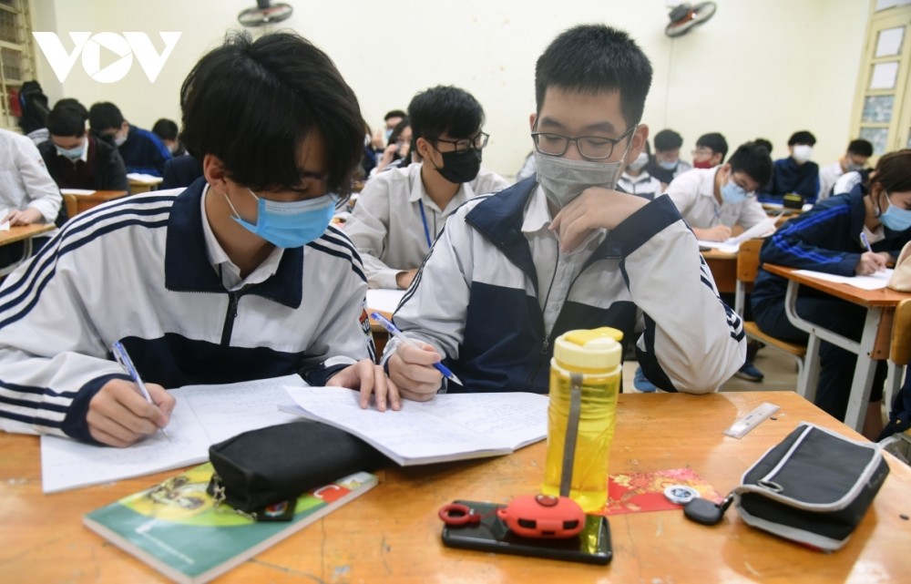 Students head back to school amid tight anti-COVID-19 measures