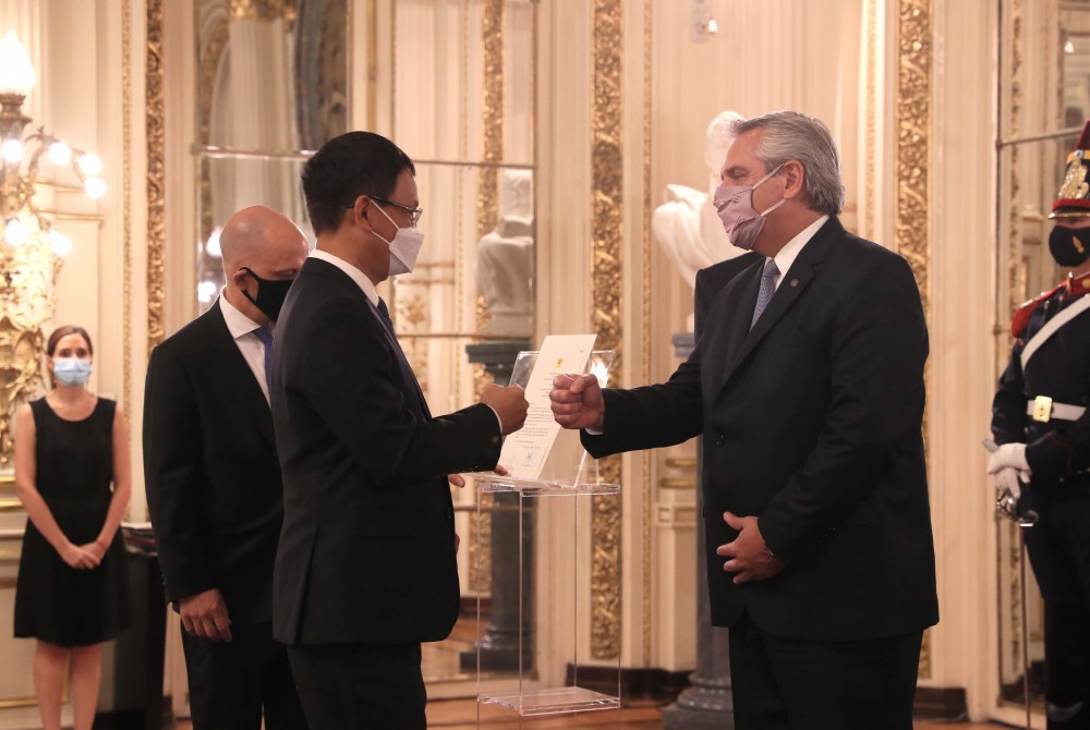Ambassador Duong Quoc Thanh presents credential letter to Argentine President