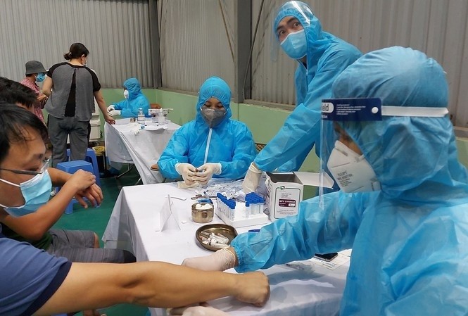 Medical workers collect samples for SARS-CoV-2 testing (Photo: VNA) 