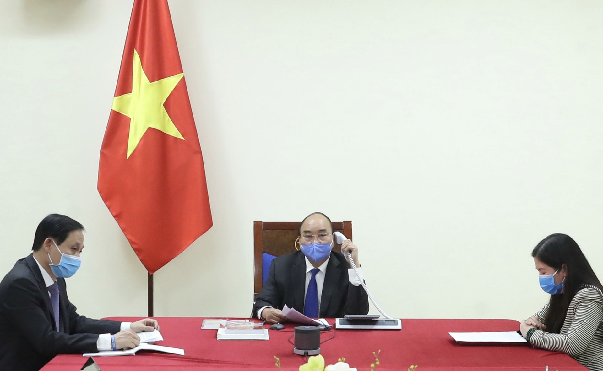 vietnamese chinese pms hold phone talks over covid 19 fight