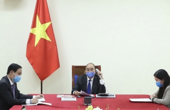 Vietnamese, Chinese PMs hold phone talks over COVID-19 fight