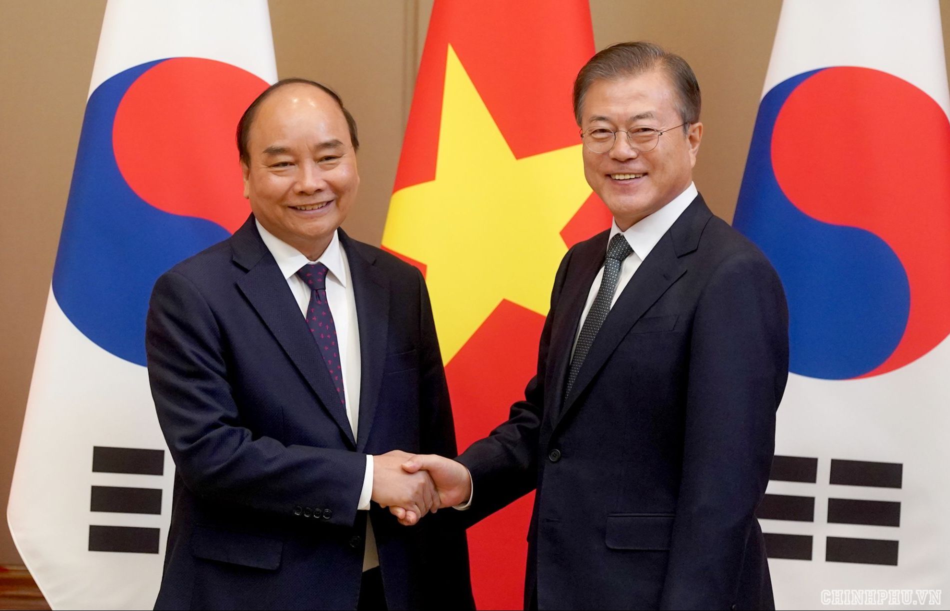 Vietnam controls COVID-19 pandemic well, says Korean President Moon