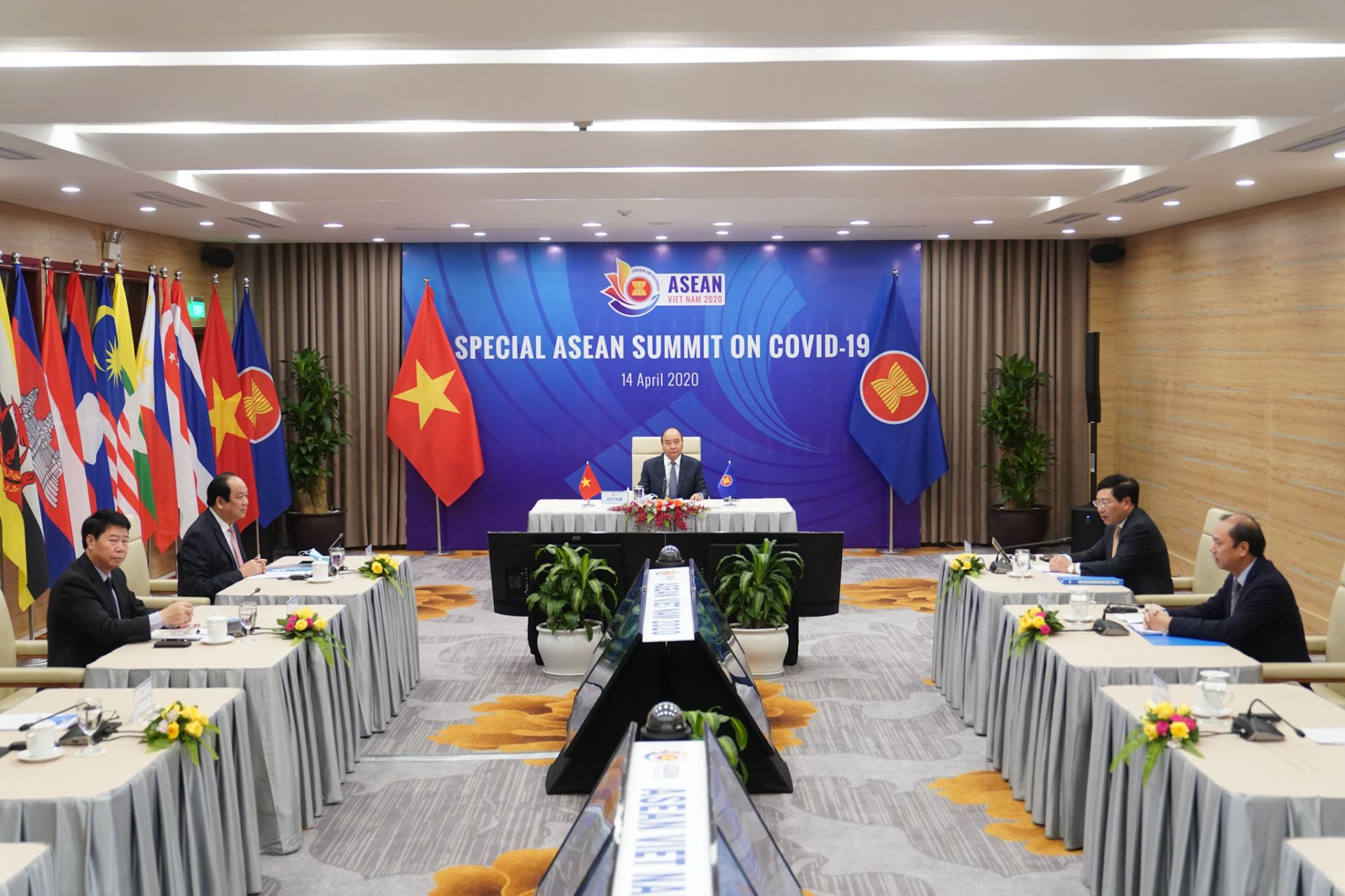 pm phuc welcomes leaders to special asean3 summit on covid 19