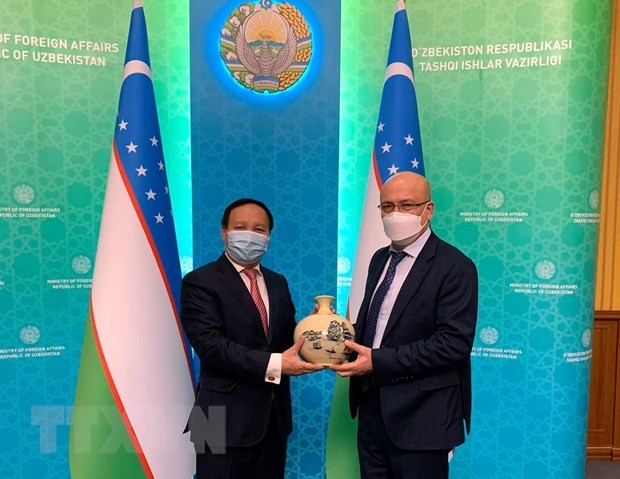 Vietnamese Ambassador to Russia and Uzbekistan Ngo Duc Manh (L) and Uzbekistan Deputy Minister of Foreign Affairs F.A Sidikov (Photo: VNA)