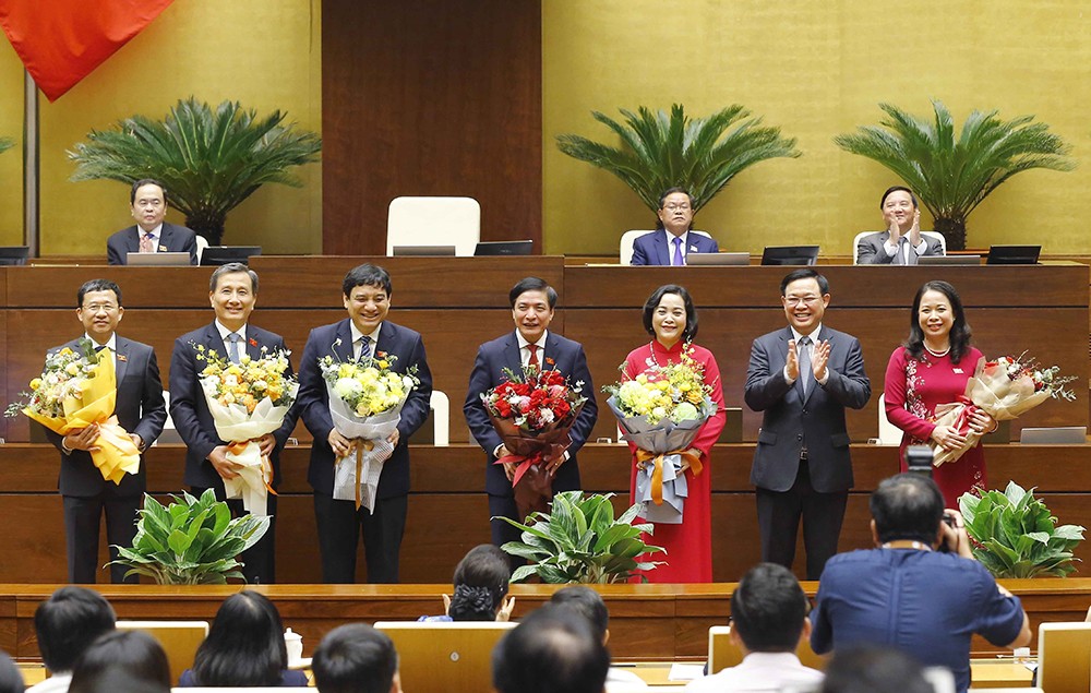 National Assembly Chairman Vuong Dinh Hue presents flowers to Vice State President Vo Thi Anh Xuan and members of the NA Standing Committee. (Photo: VNA)