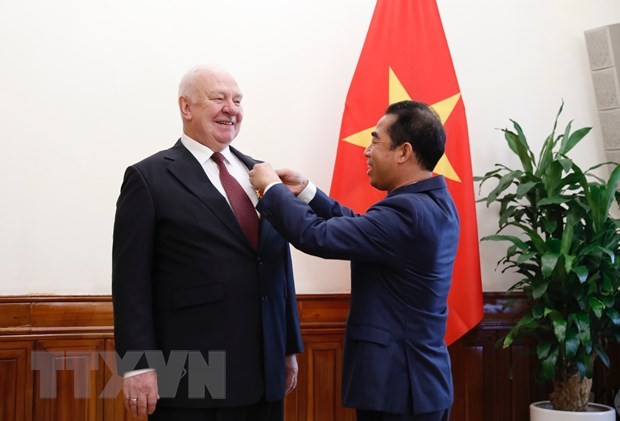Deputy Minister of Foreign Affairs To Anh Dung presents the Friendship Order of the State President of Vietnam to Russian Ambassador to Vietnam Konstantin Vnukov. (Photo: VNA)