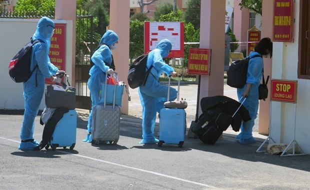 Vietnamese citizens returning from abroad brought to a concentrated quarantine facility (Photo: VNA)