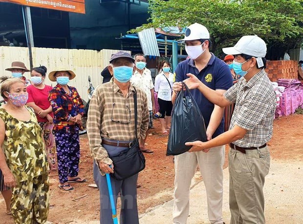 Rice aid comes for Vietnamese-Cambodians under COVID-19 lockdown