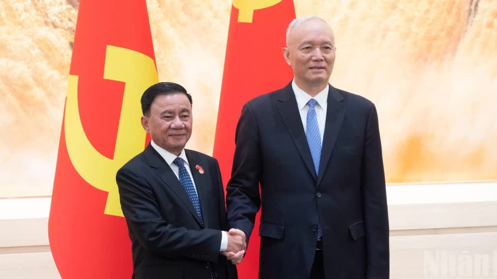 Vietnam, China Politburo members hold talks in Beijing