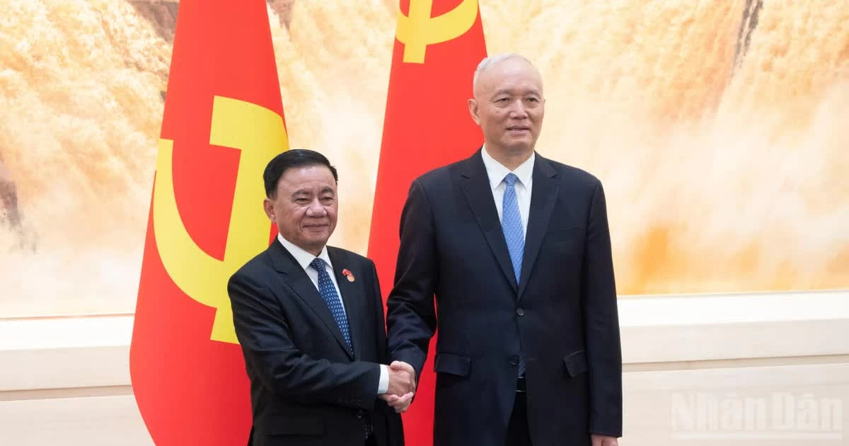 Vietnam, China Politburo members hold talks in Beijing