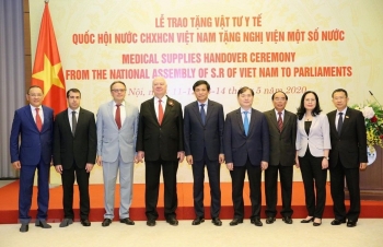 Vietnamese National Assembly presents medical supplies to foreign parliaments