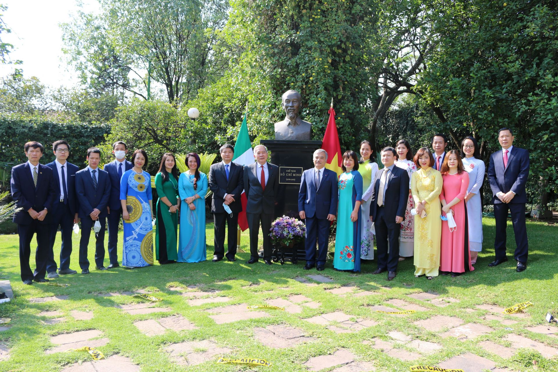 vietnamese embassy in mexico offers flowers at president ho chi minhs statue