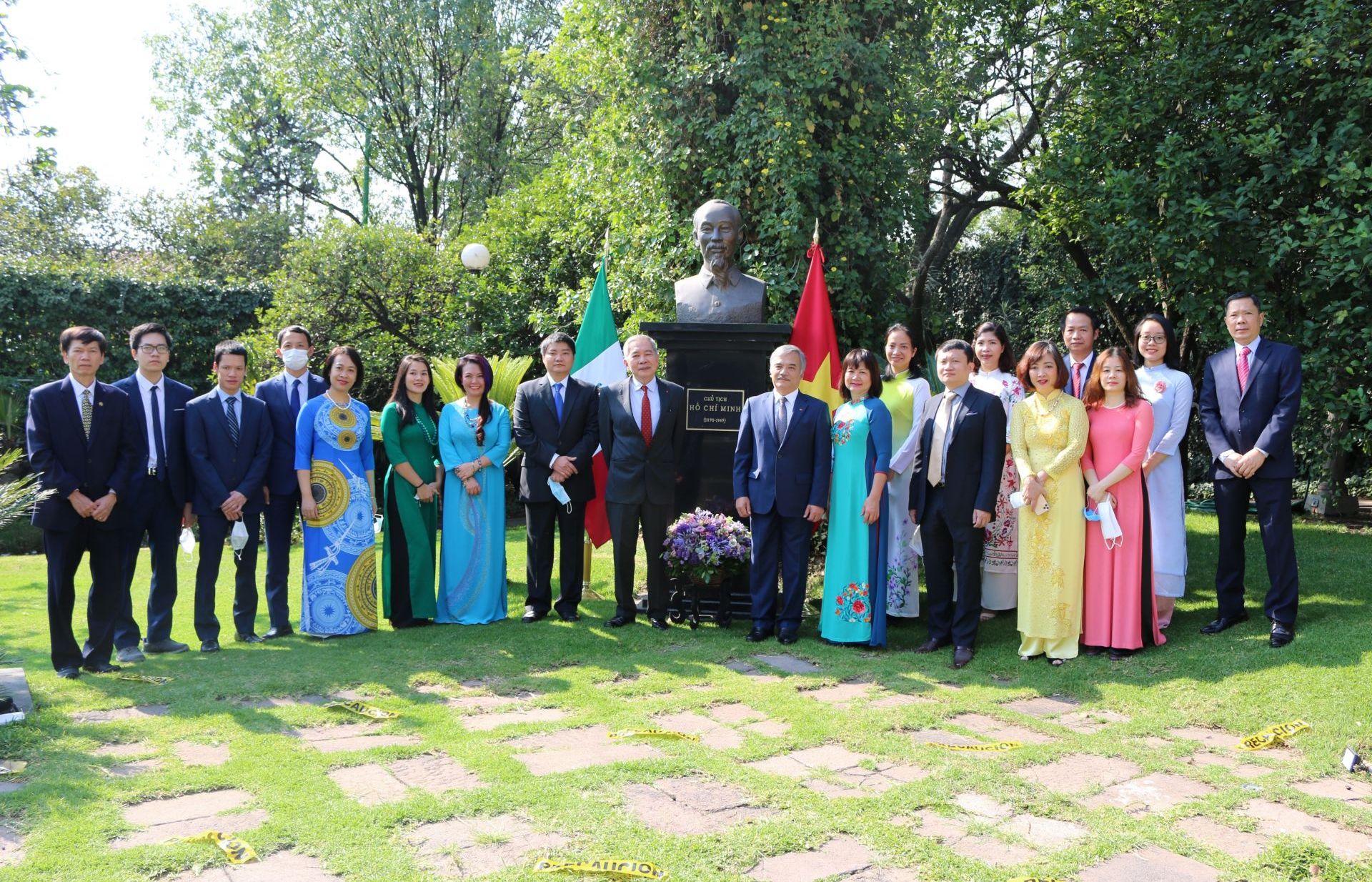 Vietnamese Embassy in Mexico offers flowers at President Ho Chi Minh’s statue