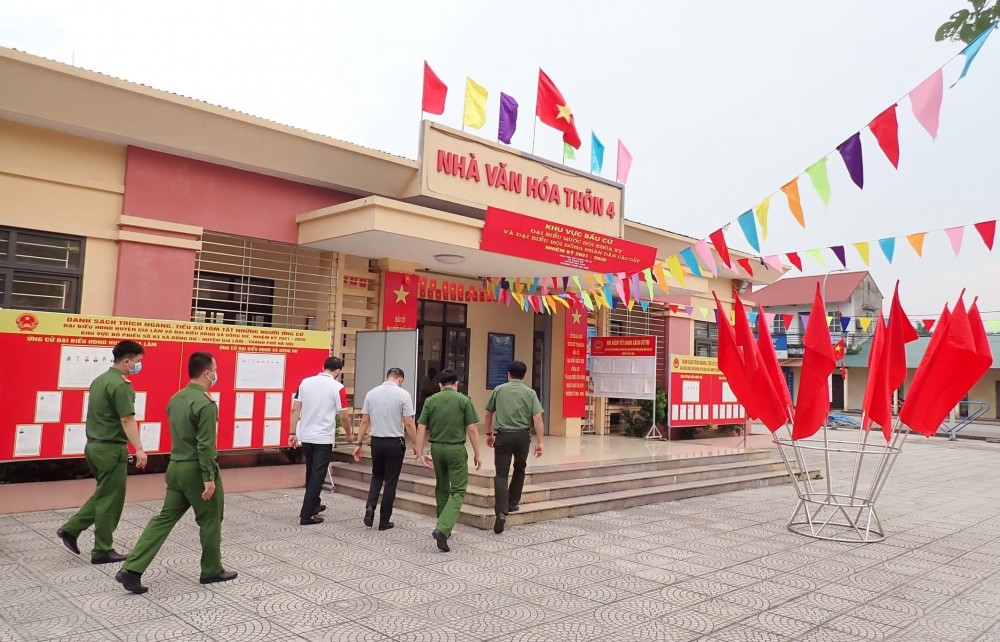 Gia Lam district’s police has taken the initiative in implementing early tasks to guarantee security and safety for the elections, slated for May 23 at polling area No.2 in Chinh Trung residential area, Trau Quy town. (Photo: VNA)
