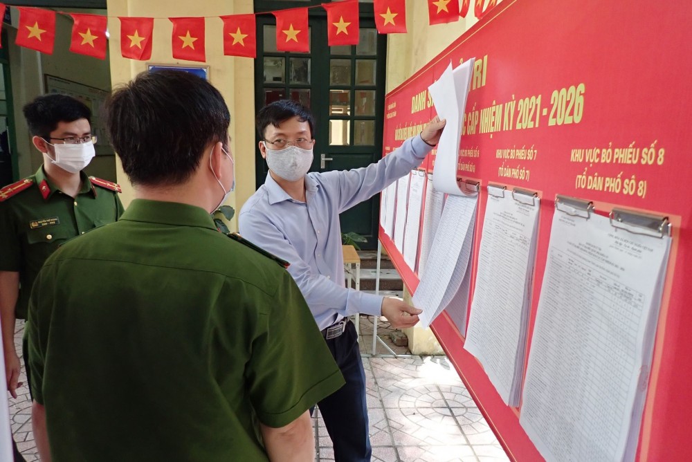 Ba Dinh district’s police has taken early measures to ensure security, order for the upcoming elections of deputies to the 15th National Assembly and all-level People’s Councils for 2021-2026 at a polling station in Quan Thanh ward. (Photo:VNA)