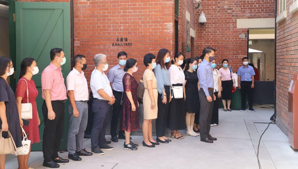 Tập thể chi bộ đảng thuộc các cơ quan đại diện Việt Nam ở Hong Kong (Trung Quốc) tưởng niệm tại nơi Bác Hồ bị giam giữ. Ảnh: Bùi Phóng/TTXVN Tập thể chi bộ đảng thuộc các cơ quan đại diện Việt Nam ở Hong Kong (Trung Quốc) tưởng niệm tại nơi Bác Hồ bị giam giữ. Ảnh: Bùi Phóng/TTXVN