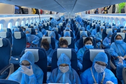 More than 300 Vietnamese citizens fly home from Singapore amid COVID-19 pandemic
