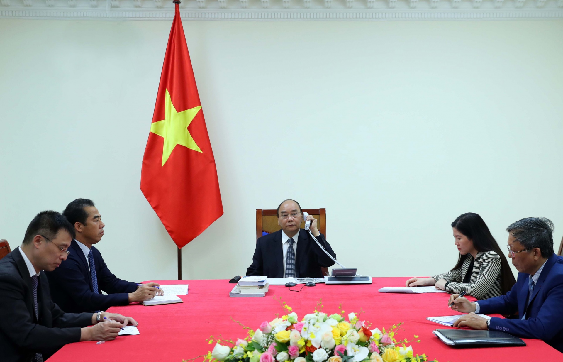 vietnamese french pms talk covid 19 fight cooperation enhancement