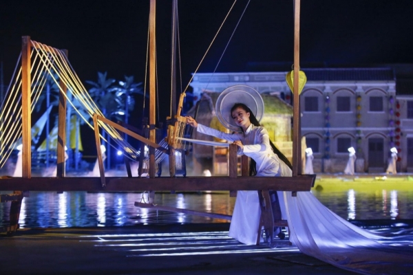 Ao dai show impresses visitors to Hoi An - a UNESCO cultural heritage site